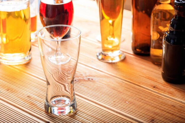 Photo a wooden pub counter focus on an empty glass of beer