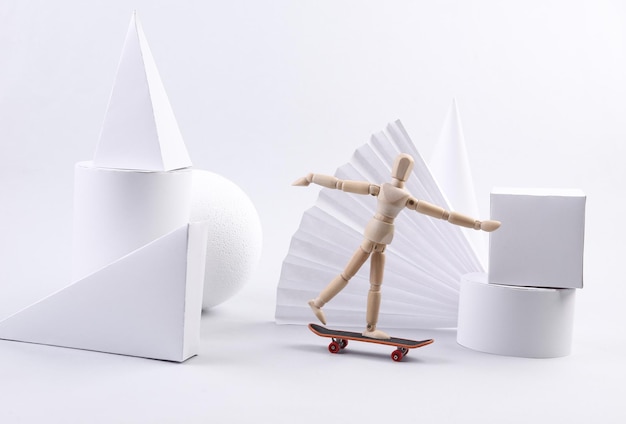 木製の人形がスケートボードに乗っています幾何学図形コンセプトアート