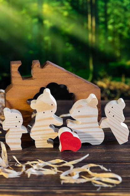 写真 森の背景に手作りのクマの家族の形で木製パズル