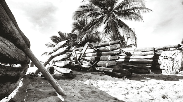 Photo wooden rafts on sandy beach