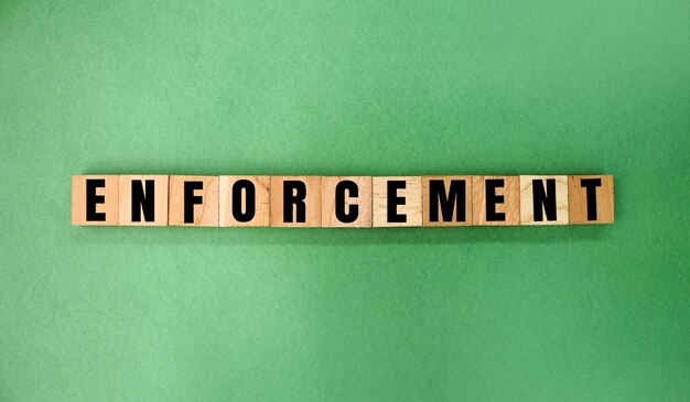 ENFORCEMENT 법적 개념 으로 배열 된 목조 직사각형
