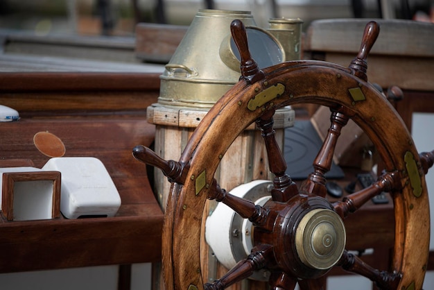 Foto timone in legno di vecchia nave