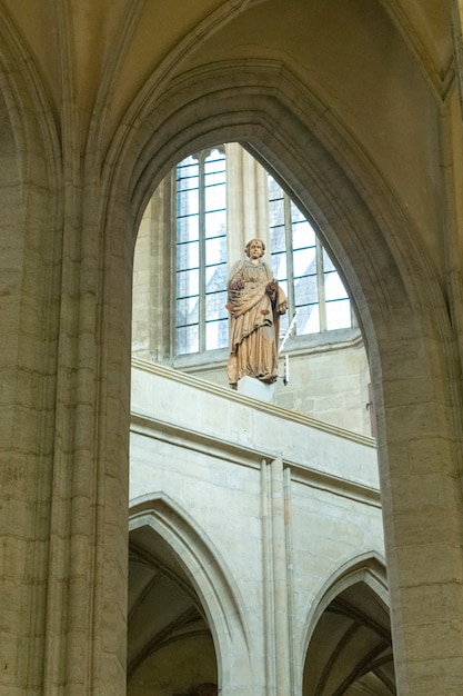 Foto scultura in legno nella chiesa cattolica di santa barbara