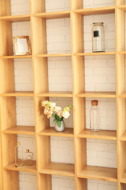 Photo wooden shelves on a white brick wall