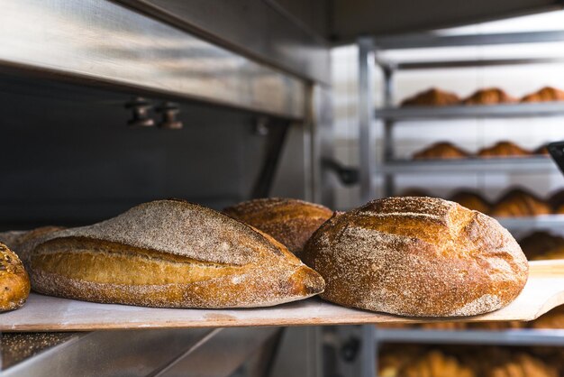 Foto pala di legno con pane appena cotto dal forno di alta qualità e risoluzione bel concetto di foto