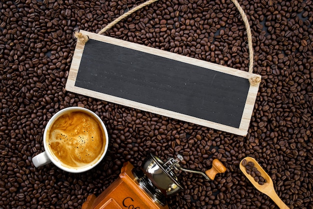 Foto caffè caldo e fagioli del segno di legno sul fondo di legno della tavola