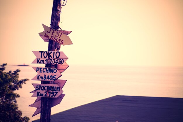 Photo wooden signpost in a sardinian beach