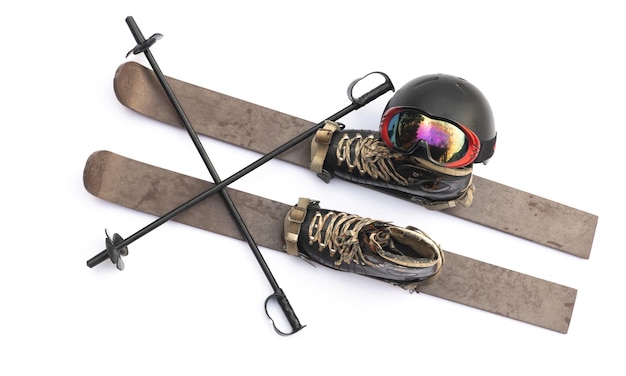 白い背景で隔離のブーツと木製のスキー