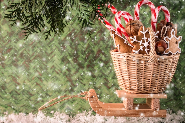 Slitta di legno con regali di natale. concetto di natale