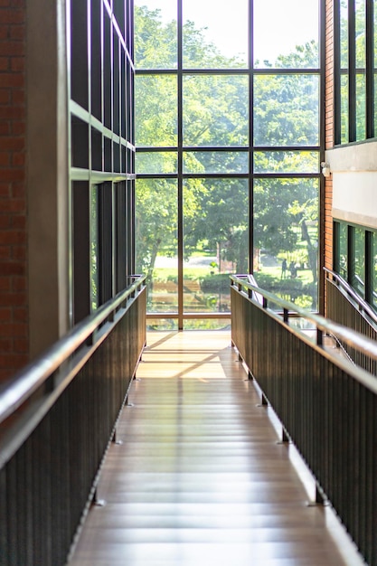 Passerella in legno della biblioteca con la luce della finestra dall'esterno