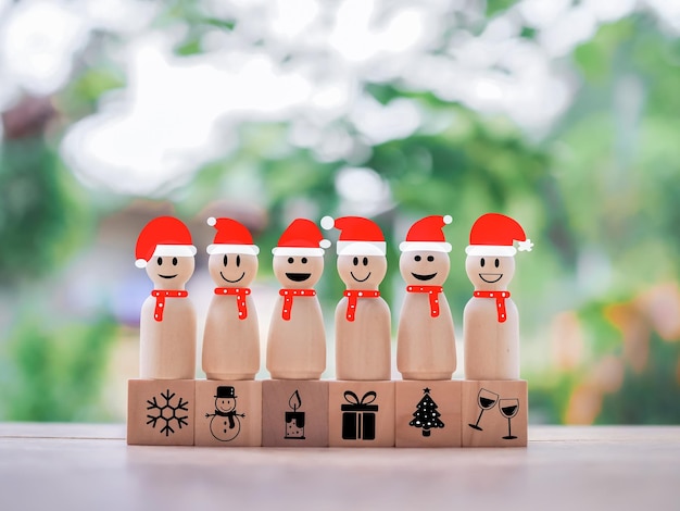 Photo wooden snowman with christmas icons for christmas decorations background