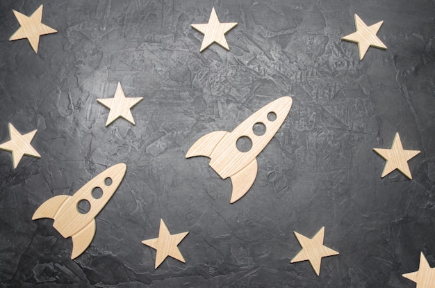 Photo wooden space rocket and stars. concept of space travels, the study of planets and stars.