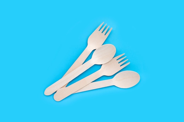 Photo wooden spoon fork on blue background