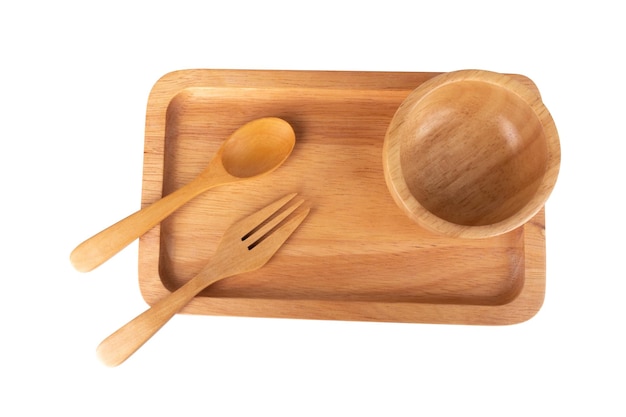 Деревянная ложка, вилка, чашка, тарелка на белом фоне