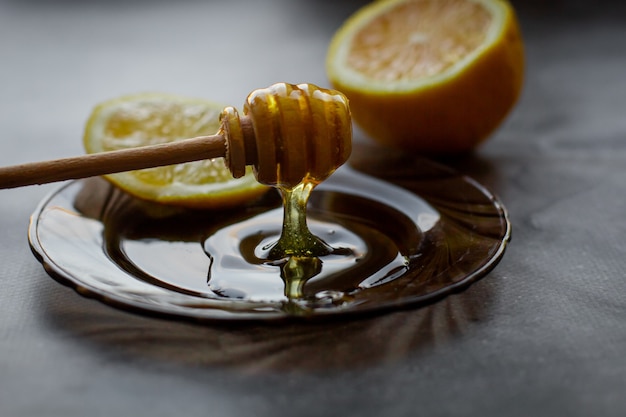 деревянная ложка меда с лимоном