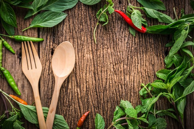 Cucchiaio di legno con peperoncino e basilico erba asiatica