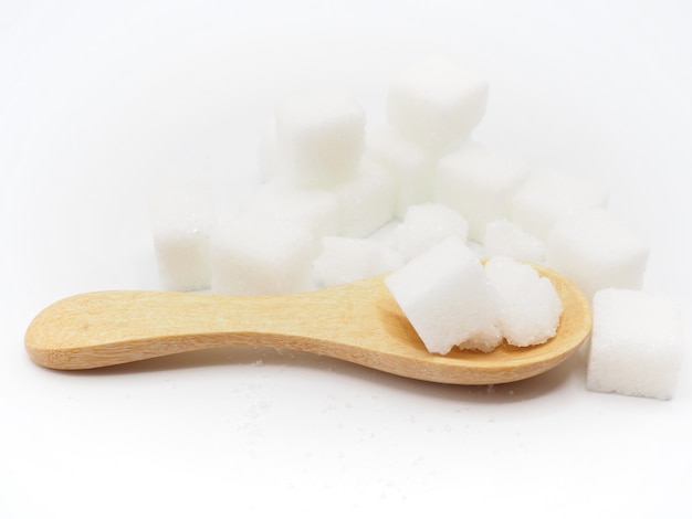 Деревянная ложка с сахаром на белом фоне, Концепция здорового образа жизни.