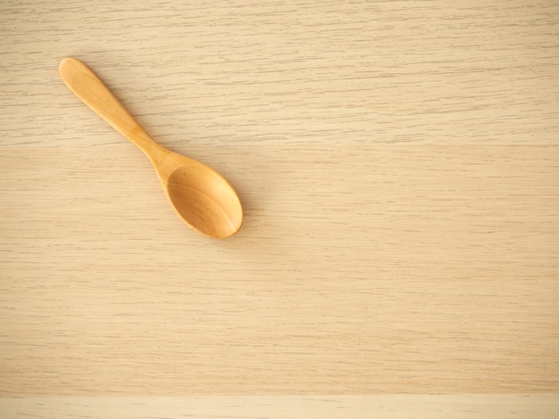 Photo wooden spoon on a wooden table