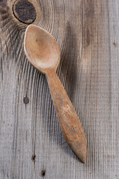 Foto cucchiaio di legno su un tavolo di legno