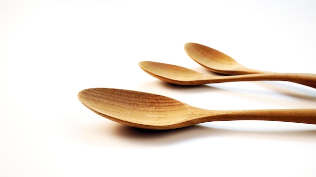 Photo wooden spoons on white background