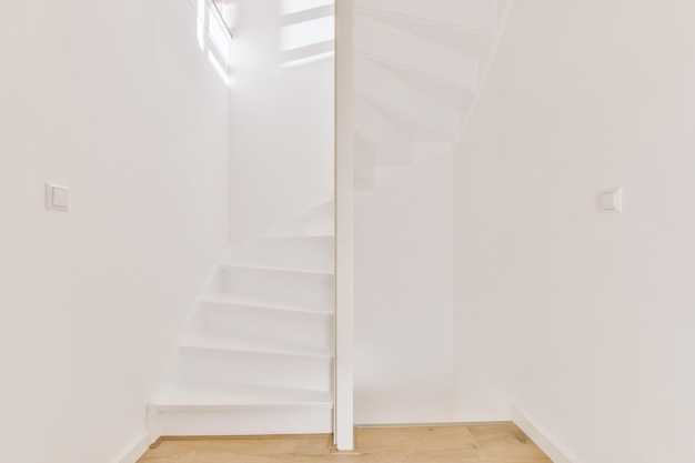 Деревянная лестница в просторном холле квартиры