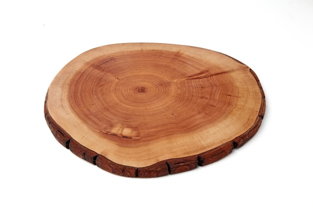 白い背景で隔離の皿のための木製のスタンド製品のプレゼンテーションのデモンストレーションのために木の幹をカット