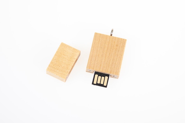 白い背景の上の木製スティック メモリ キー USB フラッシュ ドライブ