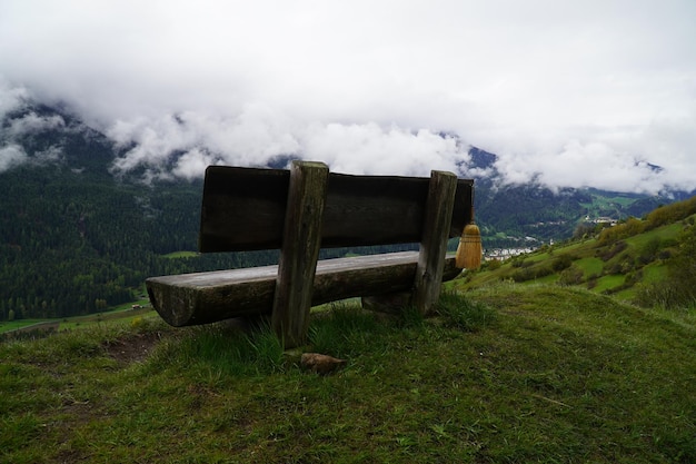 Foto struttura in legno sul campo contro il cielo