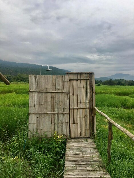 Foto struttura in legno sul campo contro il cielo