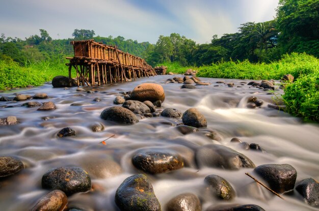 Foto struttura in legno di un flusso d'acqua corrente