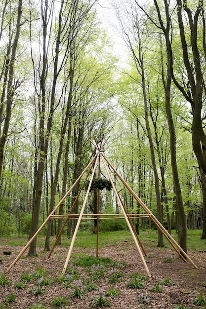 Foto struttura in legno con ghirlanda per una cerimonia di denominazione del bosco