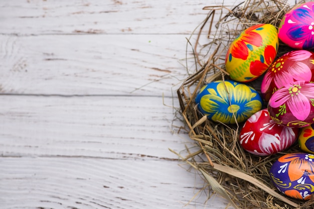 Foto superficie di legno con più uova di pasqua