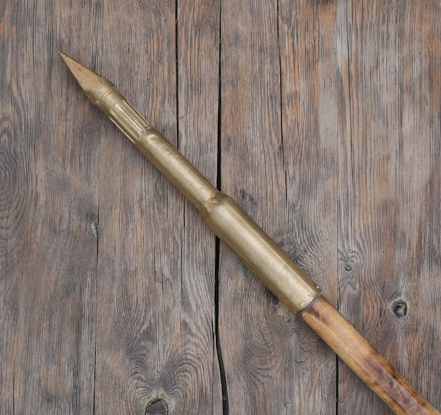 Foto una spada di legno con manico in legno è su un tavolo di legno.