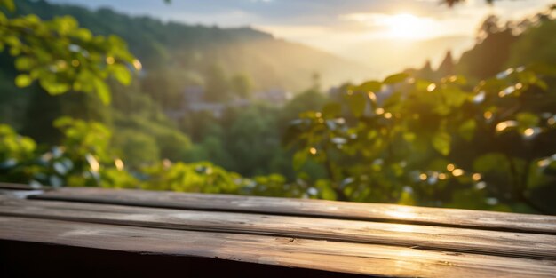 Деревянный стол на фоне гор, восхода солнца и голубого неба Фото высококачественное