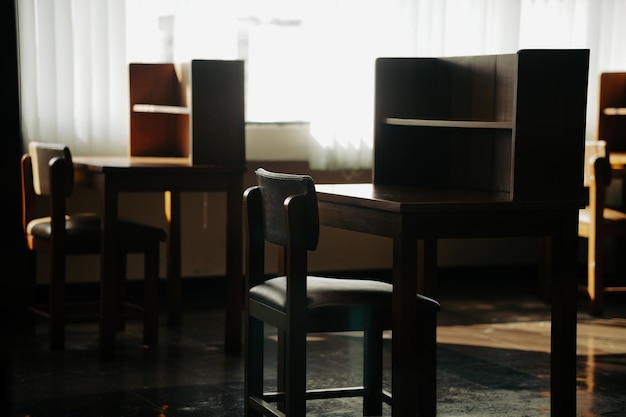 Photo wooden table chair for reading in library interior