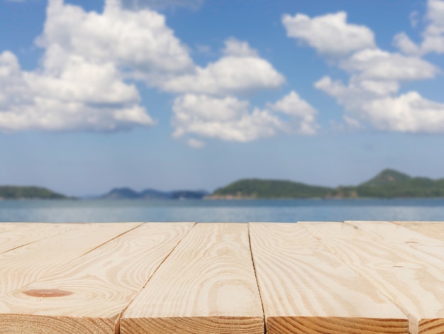 Foto tavolo in legno di fronte astratto sfocato in vista del mare sullo sfondo