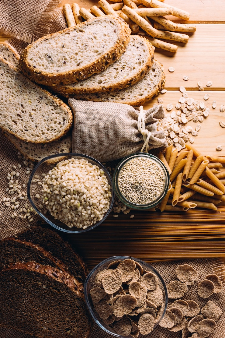 Фотография деревянный стол, полный цельнозерновых продуктов, богатых клетчаткой, идеально подходит для сбалансированного питания.