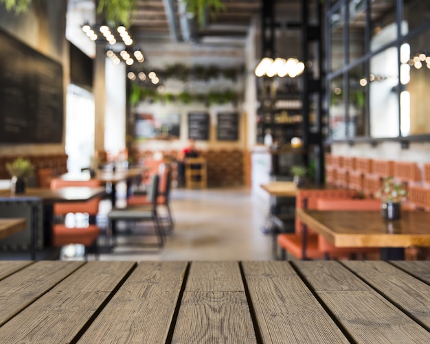 Photo wooden table looking out to restaurant decoration