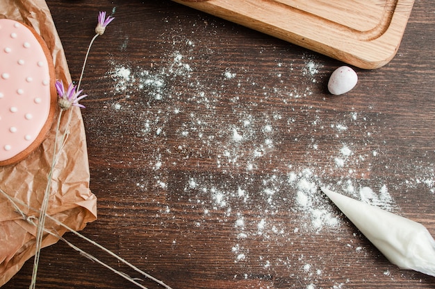 Photo wooden table powdered with flour.