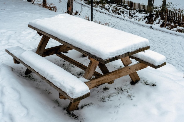 деревянный стол в снегу