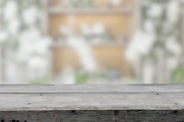 木製のテーブルトップと背景のぼかしのインテリア
