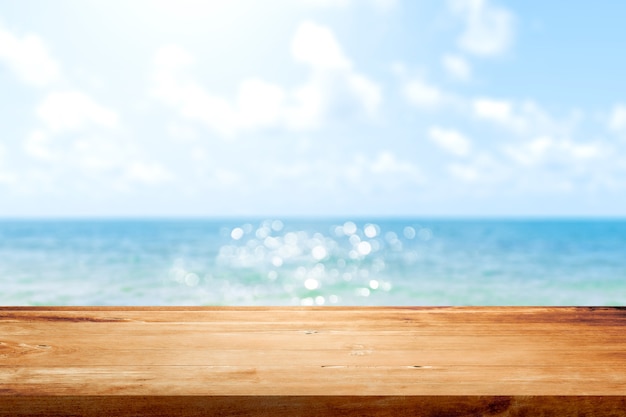 Piano del tavolo in legno su sfondo blu mare e cielo estivo sfocato