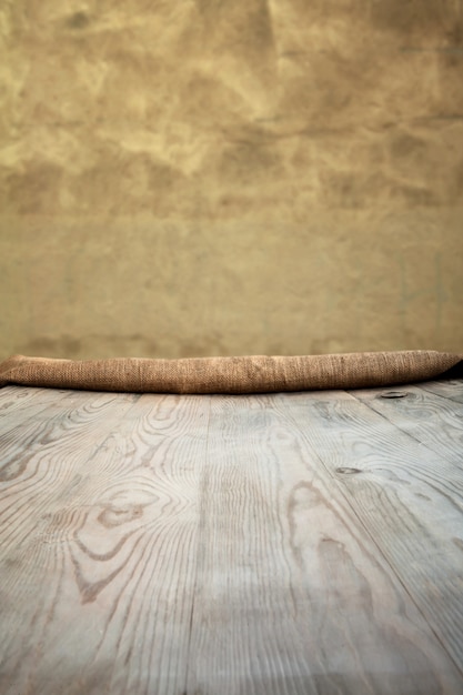 Foto tavolo in legno con sfondo