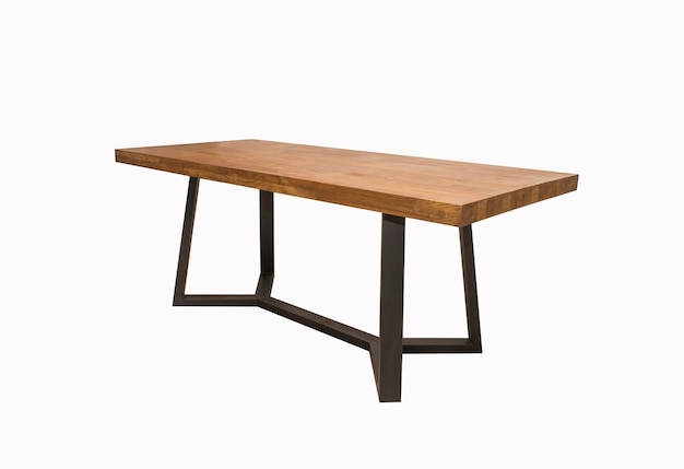 45 度の角度で白い背景に黒い金属製の脚を持つ木製のテーブル