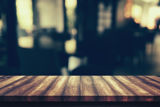ぼかしボケカフェレストランの木のテーブル