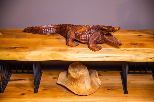 Photo a wooden table with a crocodile on it