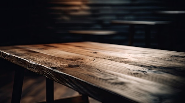 Деревянный стол на темном фоне и темная комната с баром на заднем плане.