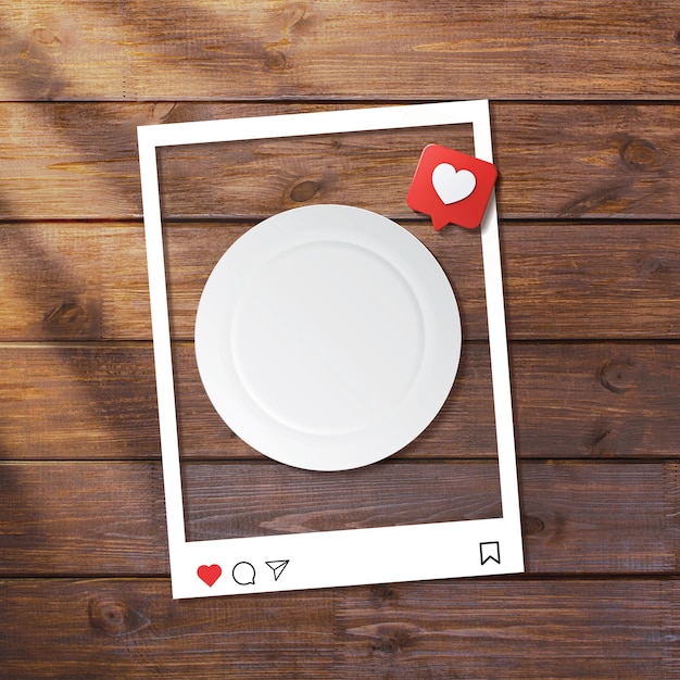 사진 음식을 위한 격리된 접시가 있는 나무 테이블. 창의적인 소셜 미디어 포스트 디자인. 고립 된 접시입니다.