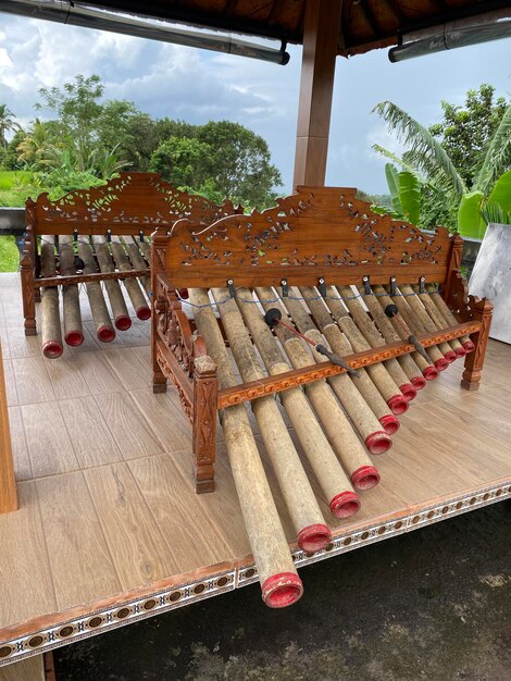 Photo a wooden table with a large column with a red candle on it.