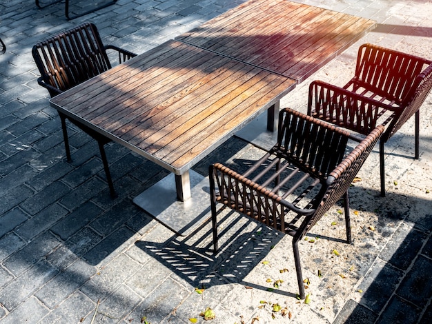 木製のテーブルと木製の椅子